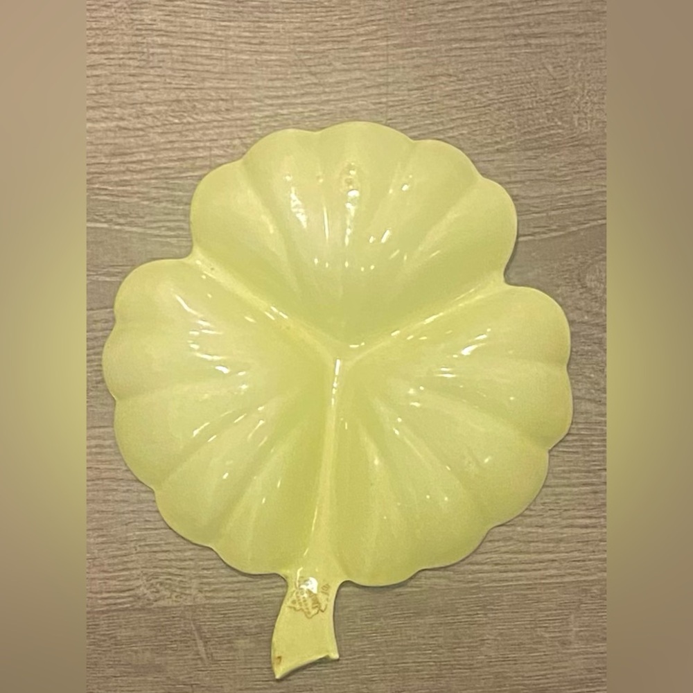 Vintage 1940’s-1950’s Leaf-Shaped Ceramic Cottage-core Platter. Cottage kitchen - Picture 3 of 3